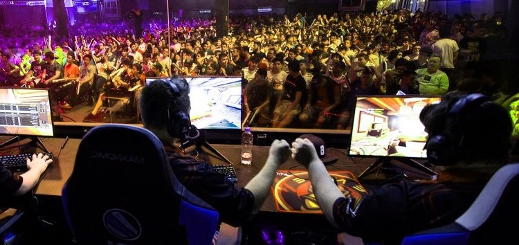 Vista de un torneo de eSport detrás de los jugadores