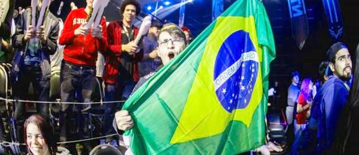 Um jogador profissional a segurar uma bandeira do Brasil