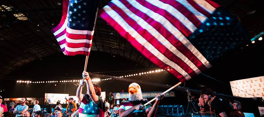 Des supporters des USA avec des drapeaux